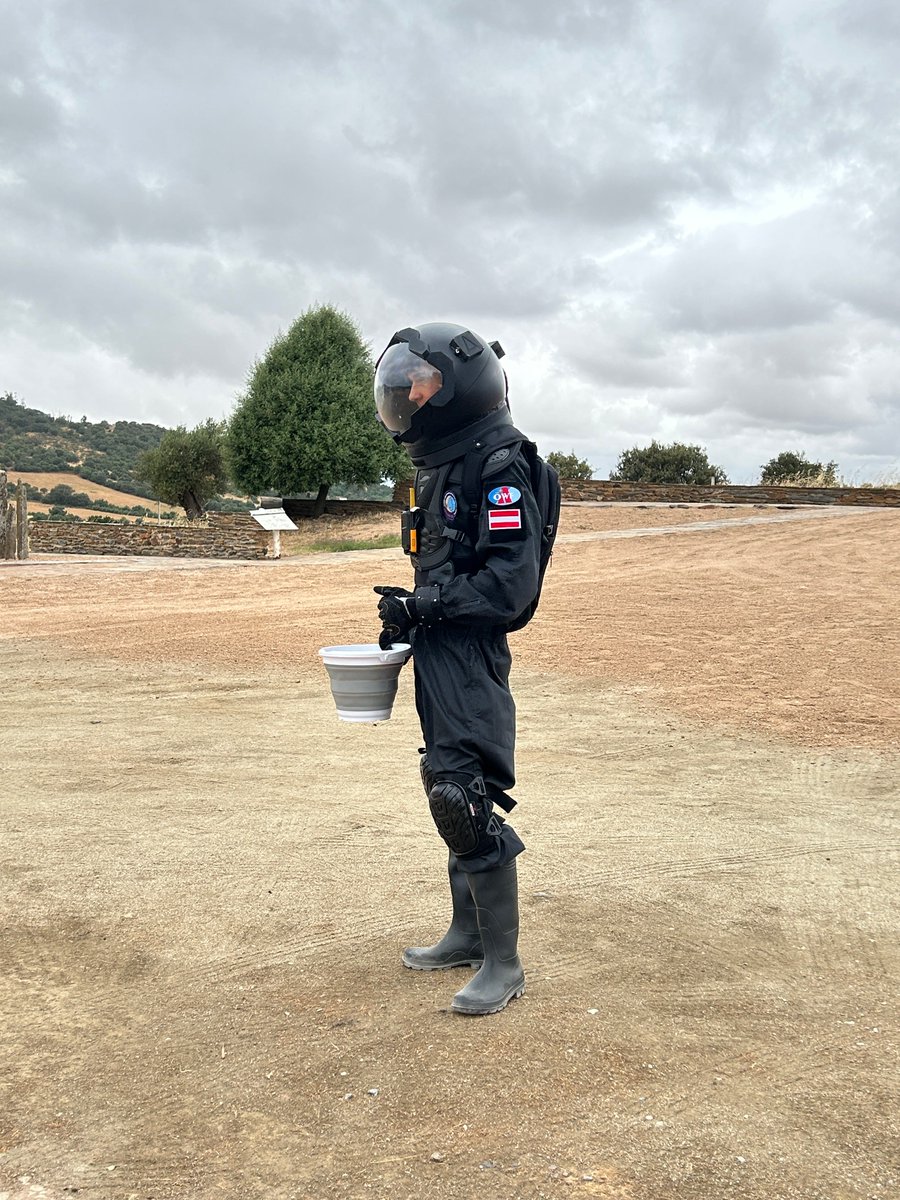oewf's tweet photo. Day 3 of #EXPLORE1 🚀
Fred (MOO) led two media calls in the morning, while the team tackled tech issues. Fabian did a solo EVA for soil samples, and later Angelika ventured out with the rover after a surprise meteorite shower! 🌠
What’s next on Day 4? 👀
#astronautsforaweek https://t.co/r2Mvyf1Uw1