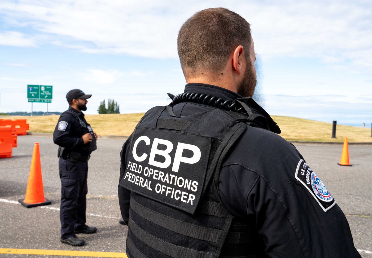 DFOSeattle's tweet image. No days off - @cbp, we have a border to secure and a nation to protect. 馃挭馃嚭馃嚫 #OFOProud #ProtectingAmerica #NationalSecurity