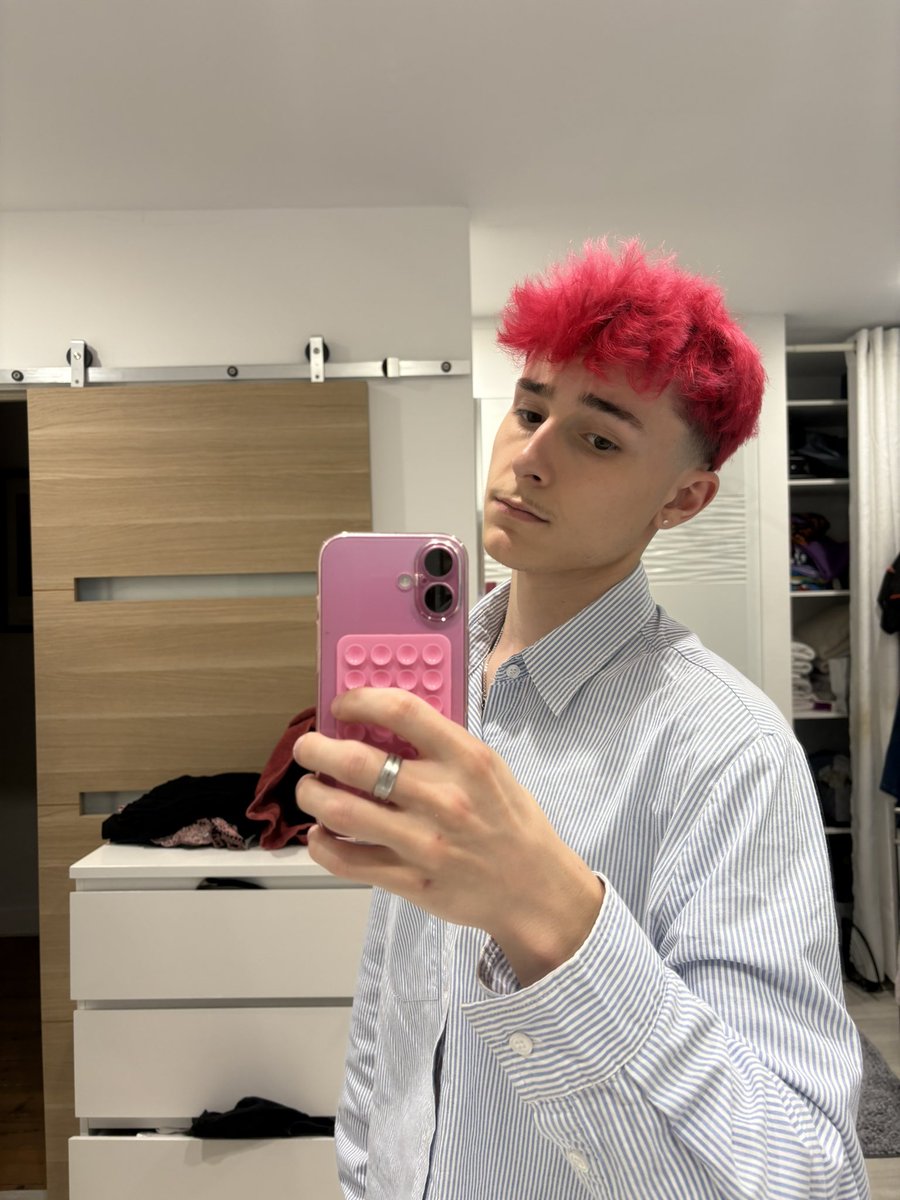 Pinky tweet media
