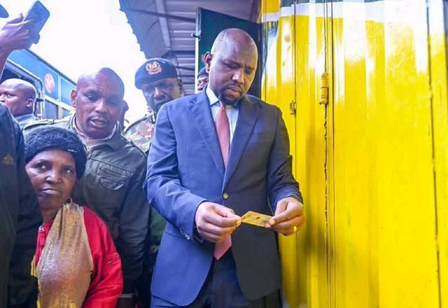 xtiandela's tweet photo. …so…the GOONS who looted QUICKMART OTC…each went inside their POCKETS….just before they LEFT….and they each removed their IDENTIFICATION CARDS…threw them on the FLOOR….then raw away with what they had LOOTED?!?….yaaaani…Hawa waaatu wanatuona WAJINGA aje?? 🤦‍♂️🤦‍♂️🤦‍♂️ https://t.co/LXGhVbWj90