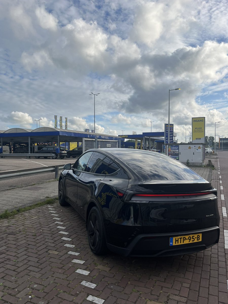 Ik word wel eens (onterecht) bestempeld als Tesla hater, en in alle eerlijkheid: ik ben geen fan van Elon. Maar.. die nieuwe model Y.. dat is wel een lekkere auto 😉.