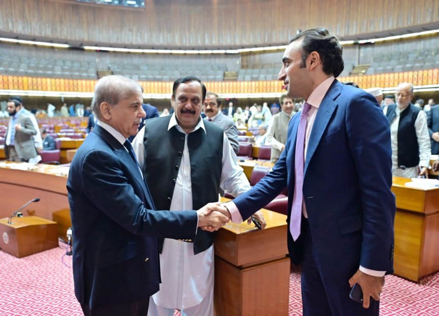 چیئرمین پاکستان پیپلز پارٹی بلاول بھٹو زرداری کی قومی اسمبلی کے اجلاس کے دوران وزیر اعظم پاکستان شہباز شریف سے ملاقات
<a href="/BBhuttoZardari/">BilawalBhuttoZardari</a> 
<a href="/CMShehbaz/">Shehbaz Sharif</a>