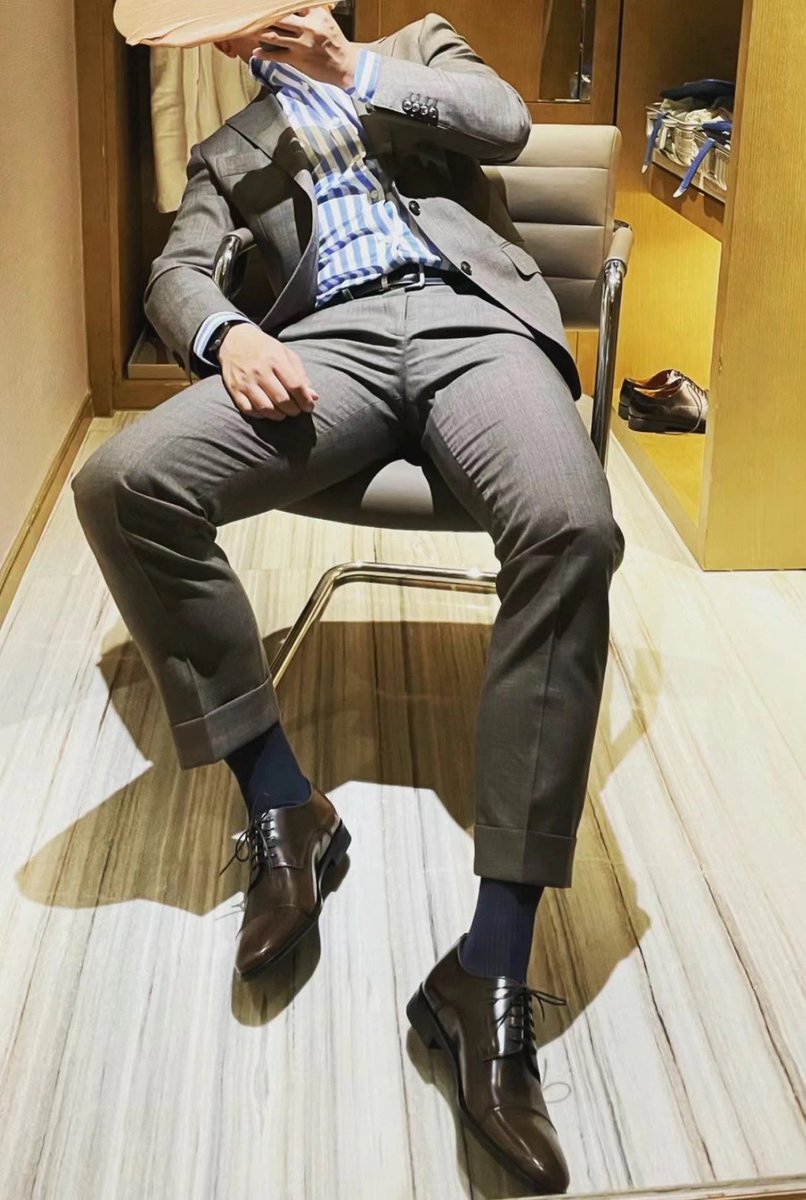 跪下给老子舔，伸出你的贱狗的舌头给你爹舔干净