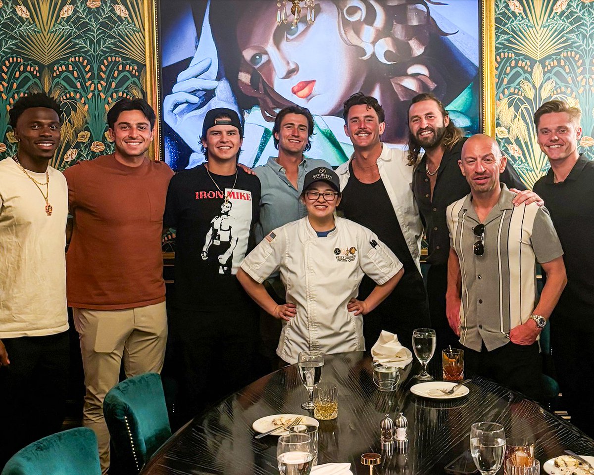 JeffRubys's tweet image. 📍Louisville
@ThePartyAnimals brought the vibes to dinner last night! We’re so grateful they chose to fuel up with us before taking the field this weekend 🍌⚾️
@TheRealJeffRuby