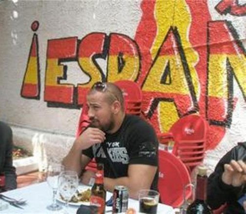 FonsiLoaiza's tweet image. El ultraderechista Rafa Mora se convierte en policía municipal en Pozuelo. Proviene del inframundo de la telebasura. Dio una paliza a un Guardia Civil y solo fue condenado a 300€. Es simpatizante de los neonazis de España 2.000 y defendió a la familia del dictador Franco.