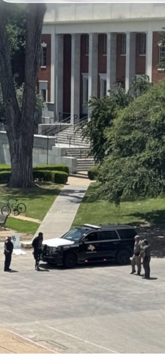 LandonRossi1's tweet photo. @Baylor Received this picture from a friend on campus https://t.co/E7mzGIp9Hy