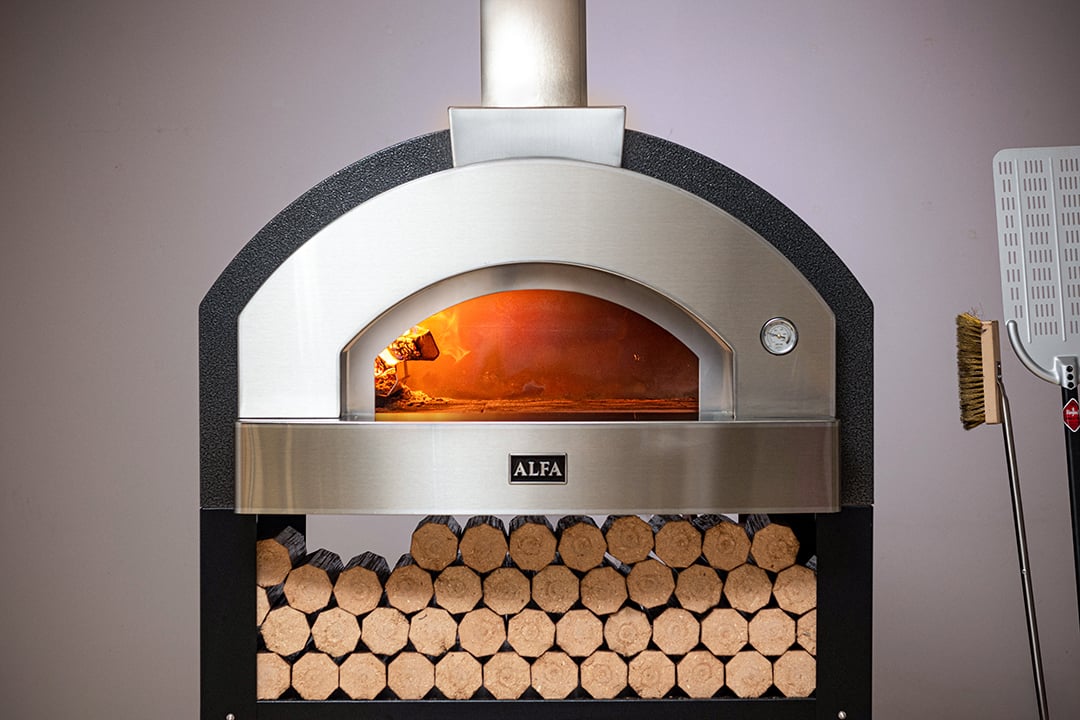 There are moments, in every professional kitchen, when time becomes your fiercest competitor. The dinner rush. The sold-out weekend. The event with a hundred covers in two hours
#AlfaForniProfessional #ProfessionalPizzaOven #RestaurantEquipment #KitchenPerformance