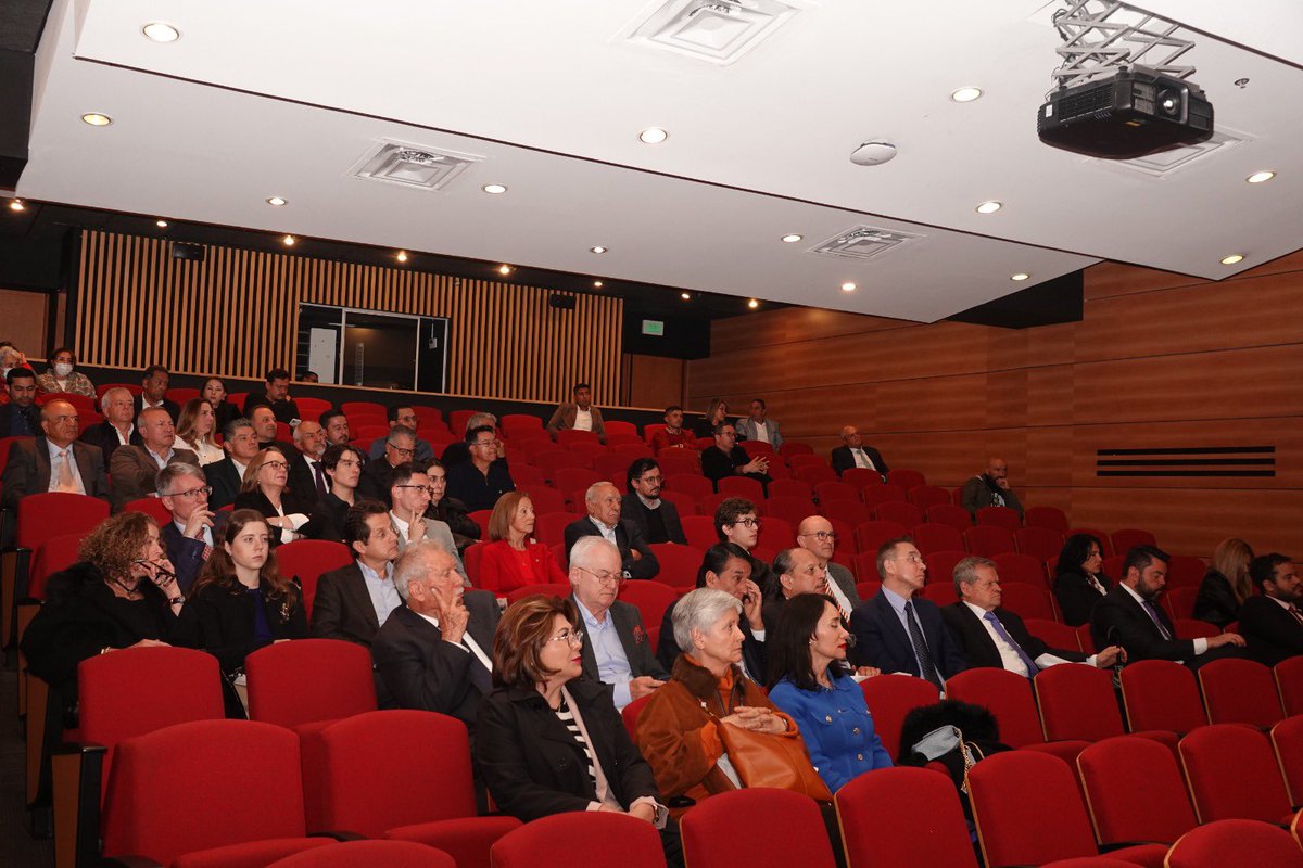 asodiplo's tweet photo. El pasado miércoles 25 de junio se realizó el lanzamiento del libro “Diplomacia pública y poder blando en Colombia” del Embajador (r) José Miguel Castiblanco.

El evento, organizado por la Asociación Diplomática y Consular de Colombia y el Centro de Diplomacia Pública y Corporativa, reunió a miembros de la Carrera Diplomática, académicos y estudiantes, en un espacio de diálogo sobre la importancia de ampliar los horizontes de la política exterior colombiana.

La obra propone repensar el ejercicio diplomático desde una visión que involucre a la ciudadanía y a diversos sectores sociales en la proyección del país en el ámbito internacional. A través de un enfoque práctico y contemporáneo, el autor plantea la necesidad de fortalecer una diplomacia pública activa, directa y estratégica.

Desde @asodiplo destacamos la relevancia de este tipo de iniciativas para enriquecer el debate sobre el papel de la Carrera Diplomática en los escenarios globales, y reafirmamos nuestro compromiso con la promoción del conocimiento, la formación y el pensamiento crítico en el ejercicio profesional del servicio exterior.