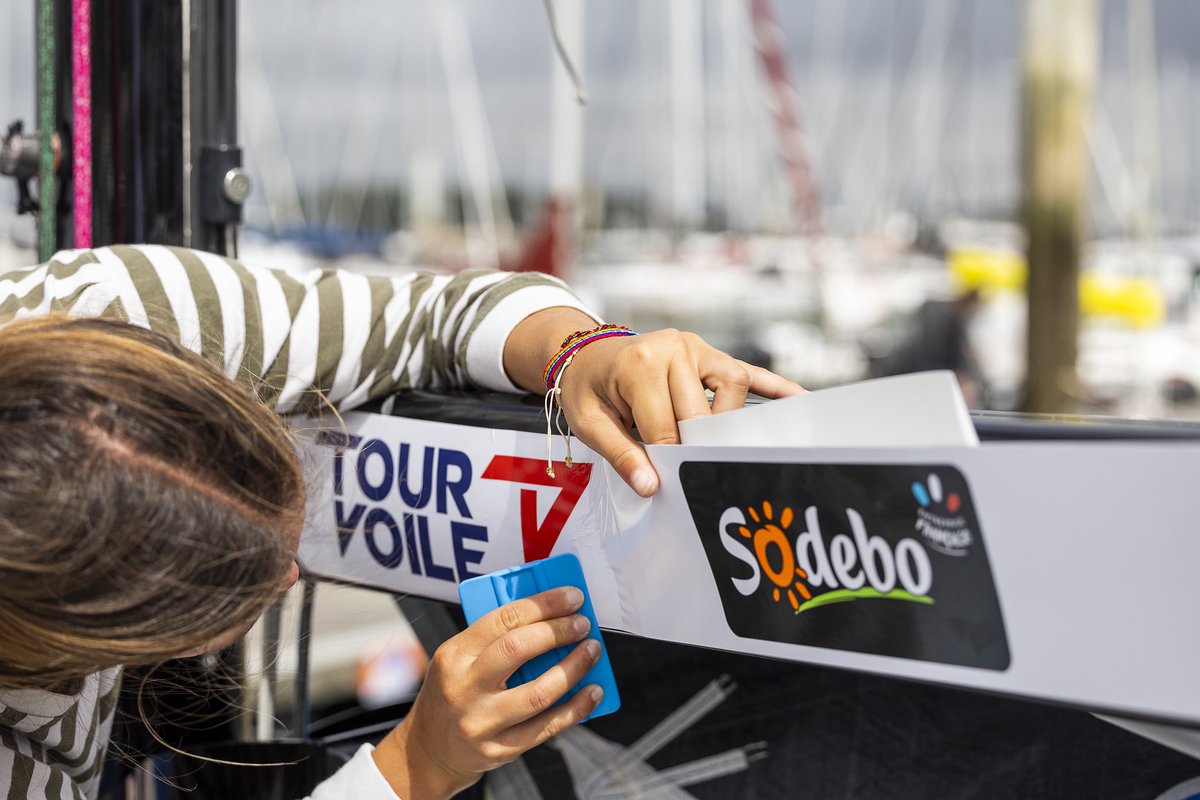 ⛵️ Une nouvelle vague de talents prend le large ! 

À la veille du coup d’envoi de la 46e édition du #TourVoile, c’est l’effervescence sur les pontons de Larmor-Plage. Les 8 équipages peaufinent les derniers réglages ! 👊

 👉 bit.ly/44ldQD8

📸 Jean-Marie Liot