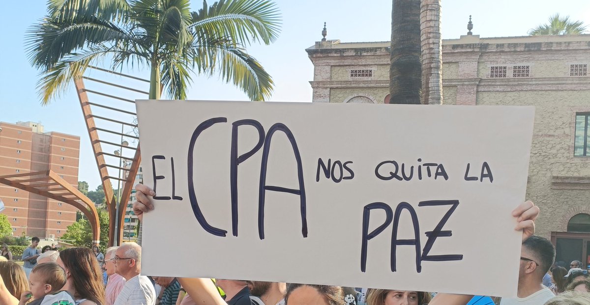 JavierEdrosa's tweet image. Los vecinos de Nou Barris dicen basta a la inseguridad, el incivismo y la suciedad en el barrio
Aguantamos robos, agresiones, peleas, ocupación del espacio público y privado. 
Fuera CPA!
El Gobierno de Collboni/PSC es cómplice porque no mueve un dedo para revertir la situación.
