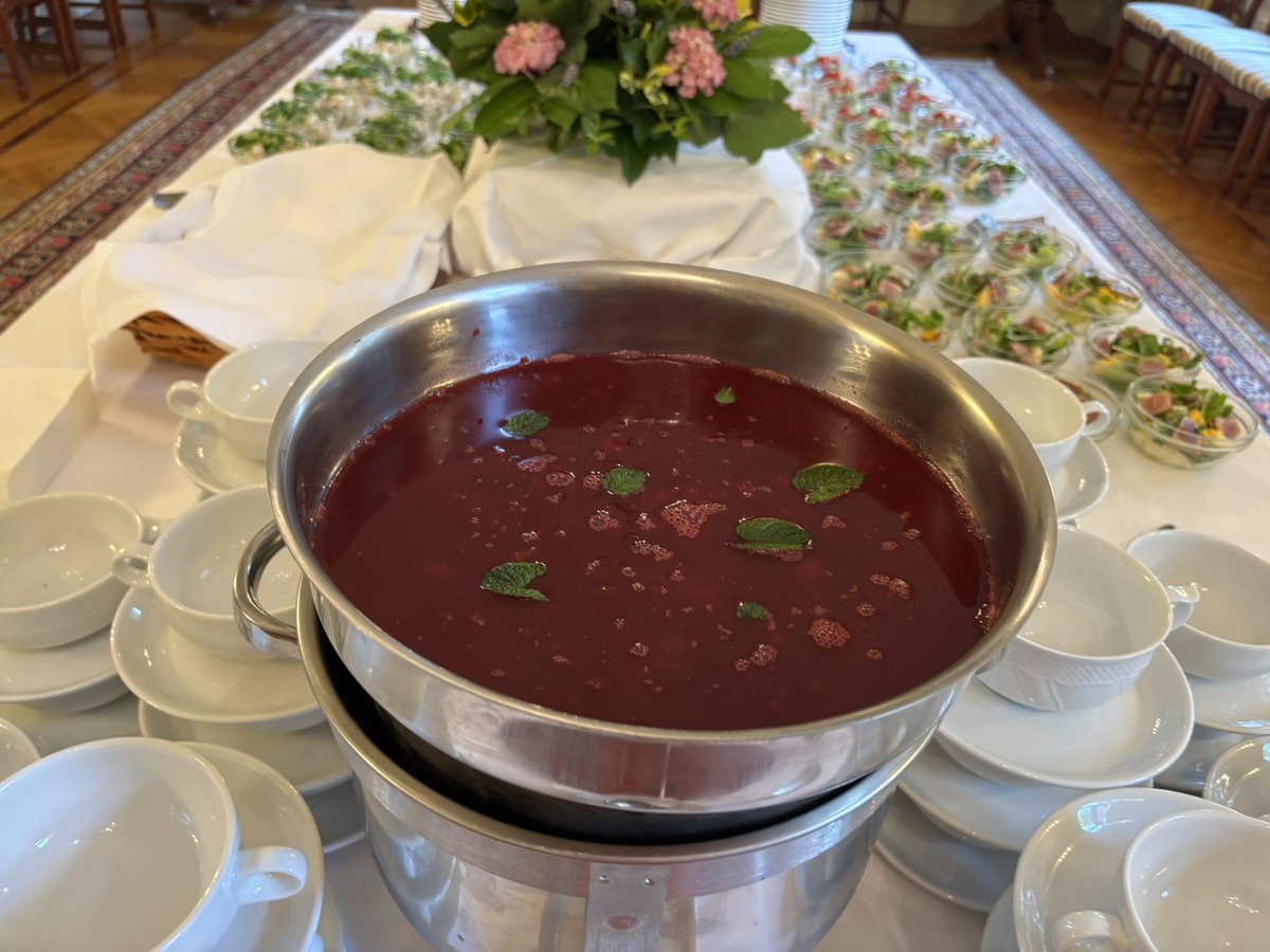 AstridHarz's tweet photo. Mit einem lachenden und einem weinenden Auge verabschiedeten wir heute unsere großartigen Kollegen Stefan Waizer und @kranebitten79 und hießen Martin und Fabian ganz herzlich willkommen. Danke für alles und alles Gute! #TeamAUT 🇦🇹🇭🇺 https://t.co/vQkPiszbbO