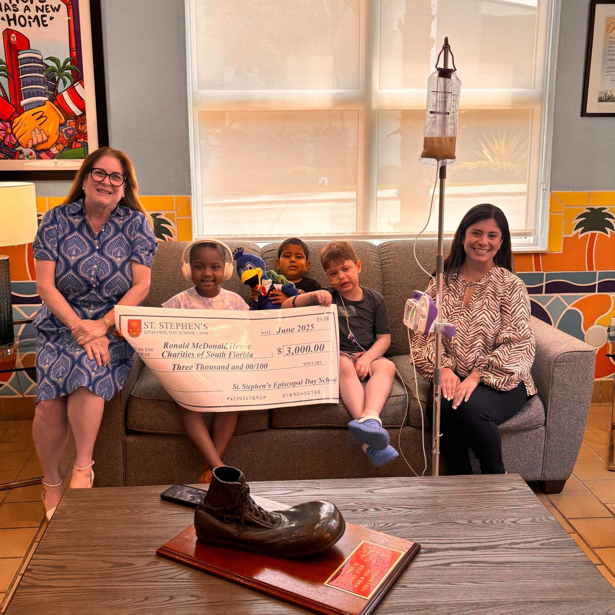 📚💖 Huge thanks to St. Stephen's Episcopal Day School for raising $3,000 for RMHC South Florida! Special shoutout to librarian Lourdes Macia for presenting the check! Your kindness helps us continue #KeepingFamiliesClose. 💛 #RMHCSFL #ThankfulThursday