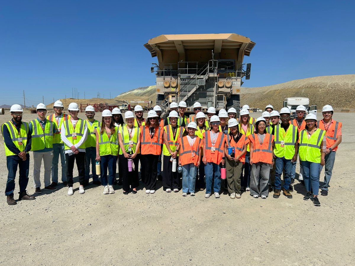 FM_FCX's tweet image. Copper powers progress, and during a recent visit to our Sierrita mine in Arizona, our corporate interns experienced firsthand how it all begins – witnessing the innovation, scale and impact behind modern mining. From rock to metal, they saw the process that turns raw material…