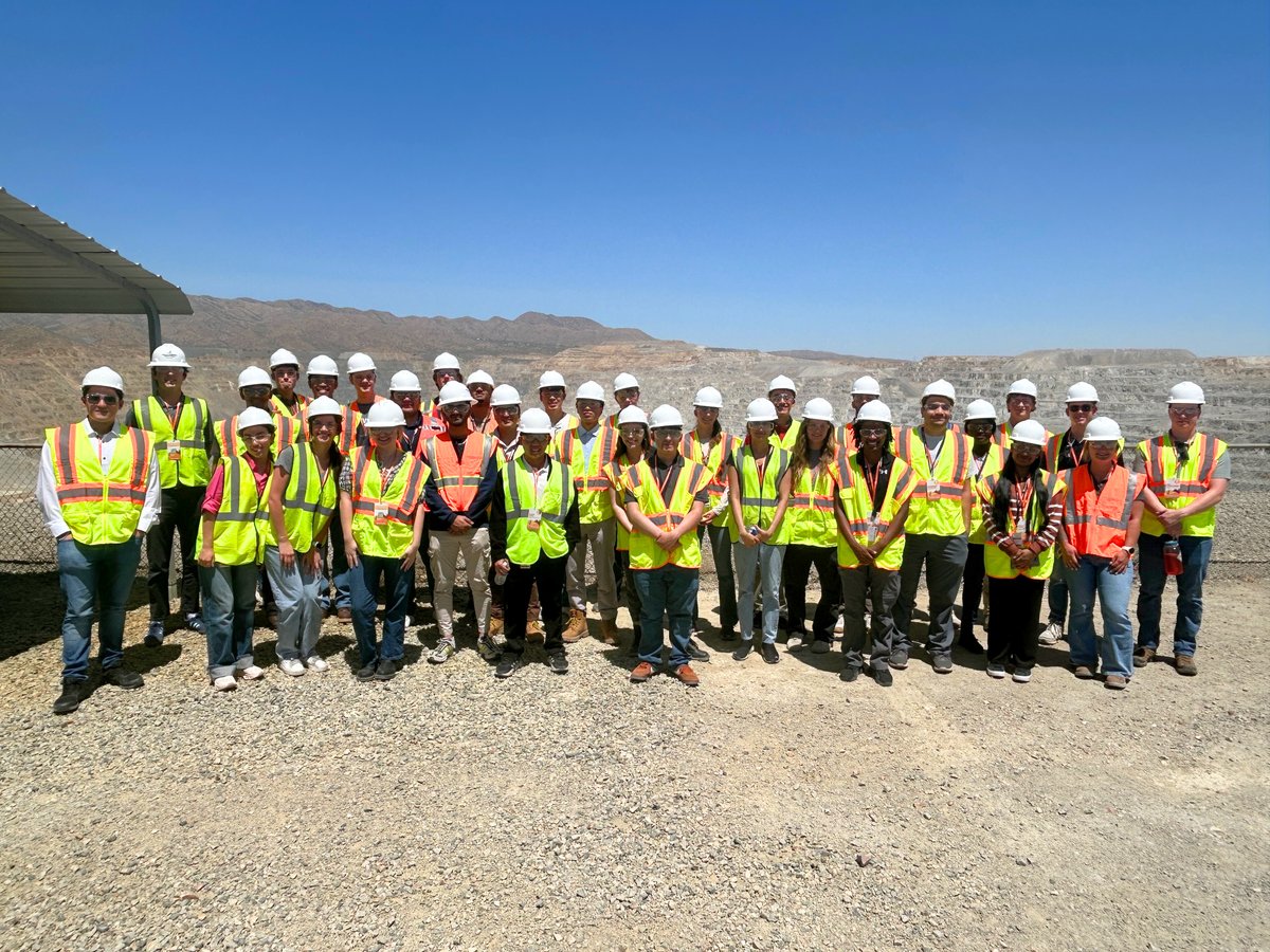 FM_FCX's tweet image. Copper powers progress, and during a recent visit to our Sierrita mine in Arizona, our corporate interns experienced firsthand how it all begins – witnessing the innovation, scale and impact behind modern mining. From rock to metal, they saw the process that turns raw material…