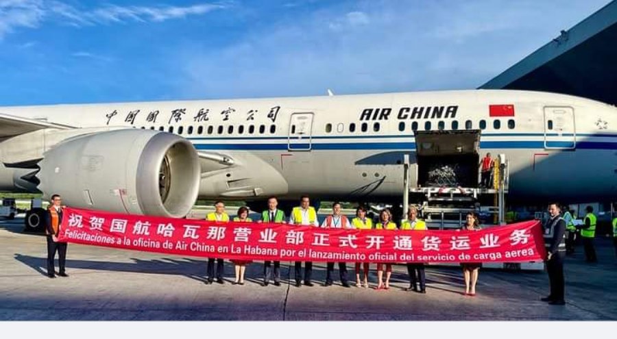 AdelkisM36972's tweet photo. #AirChina concreto su primera transportación de carga como parte de su vuelo regular hacia la Habana,nueva posibilidad para transformar el intercambio comercial y fortalecer los lazos bilaterales,informó hoy el Ministro de Transporte.
#EduardoRodriguez.
#Mintras
#Comercio https://t.co/1Q8af7dayp