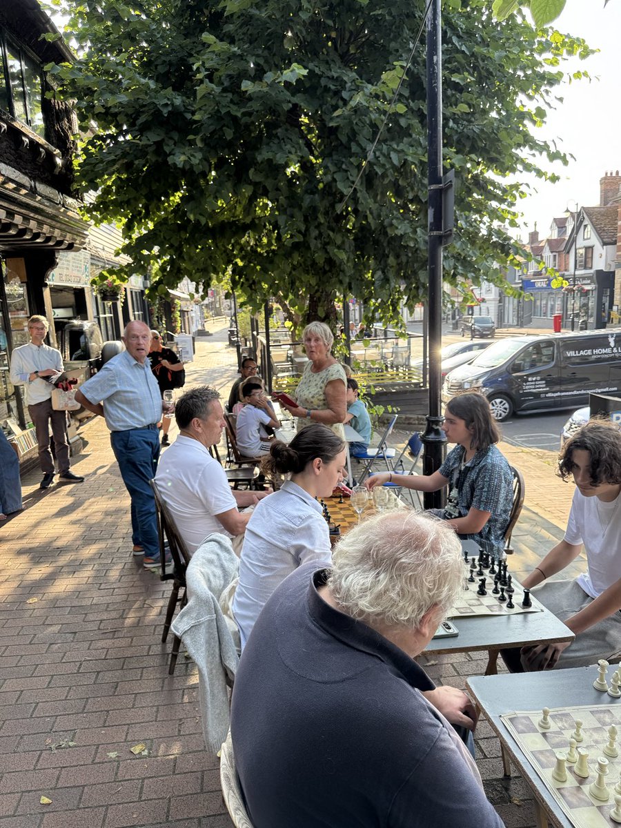 JohnPye7's tweet image. A good time was had by all on East Grinstead High Street last night #chess #chessclub