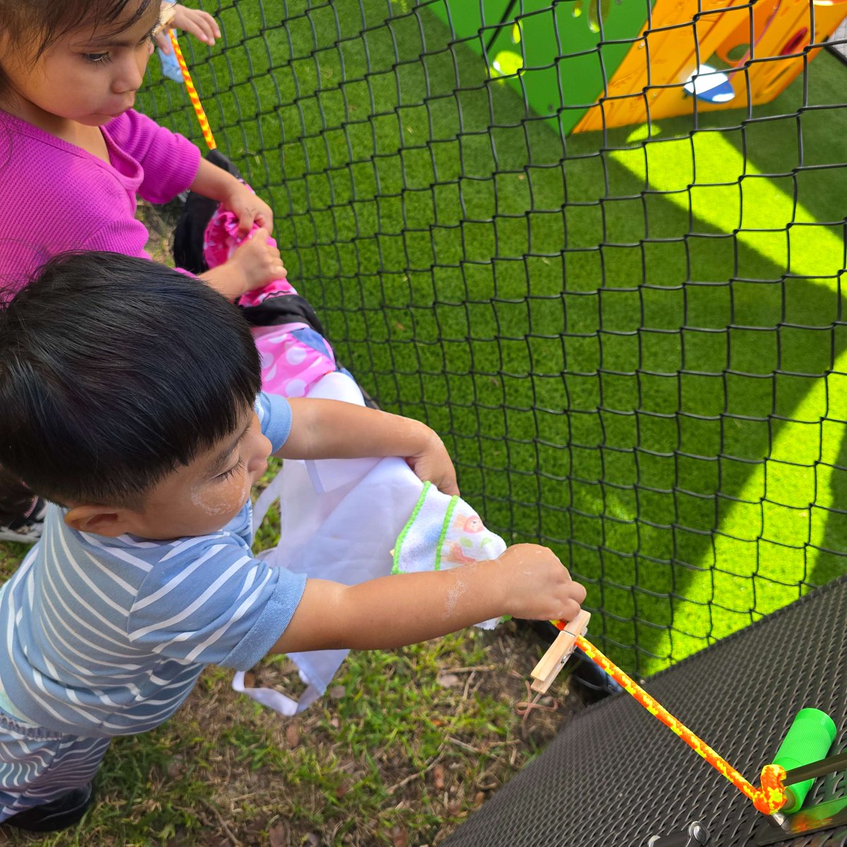 LeJardinCC's tweet image. Children at Le Jardin explored hands-on learning by washing, wringing, and hanging doll clothes on a line. The fun activity encouraged interaction, observation, and purposeful play! @natlheadstart @headstartgov