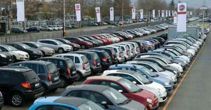 Per quanto rimanga centrale nella vita degli italiani, sempre più cittadini rinunciano all’acquisto.  Prezzi dell’auto in salita e la stagnazione dei redditi stanno cambiando radicalmente il comportamento dei consumatori. Lo svela una ricerca di Aniasa ➡️➡️vaielettrico.it/prezzi-auto-st…