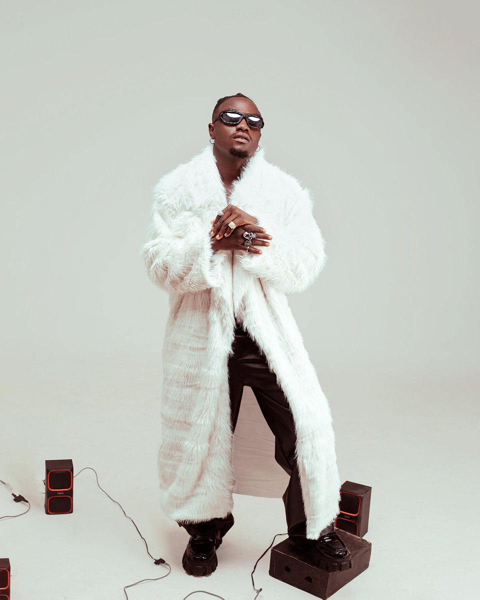 Christopher Columbus was ah Damnn! Blasted Lair 
Mi ah da preacher 
Jos shatter, anytime when we pull up 
All the gal dem ma run it up
Run it up  #DemDead #StoneBwoy