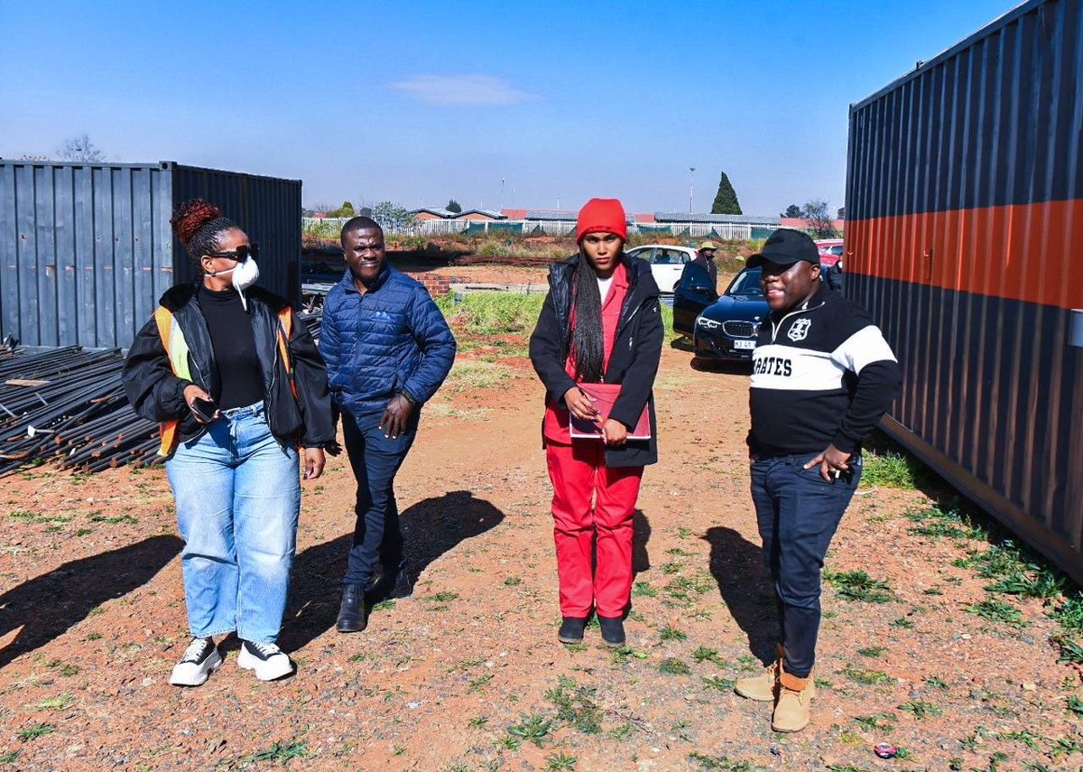 MMCFor_WS's tweet image. 馃敽In Pictures馃敽
MMC for Water & Sanitation @MsaneThembi on a project progress oversight in Credi, Katlehong to check the Construction of a reservoir to augment the current reservoir.
@City_Ekurhuleni remains committed to ensuring there鈥檚 enough supply of water for its residents