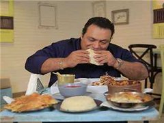 انا طول عمرى ضد اللى كانوا بيقولوا للبنات اللى بتشجع كورة يلا على المطبخ . بس حقيقي بعد فتيك وآرائك اللوزعية انت تستحق وعن جدارة انى اقولك يلا عالمطبخ