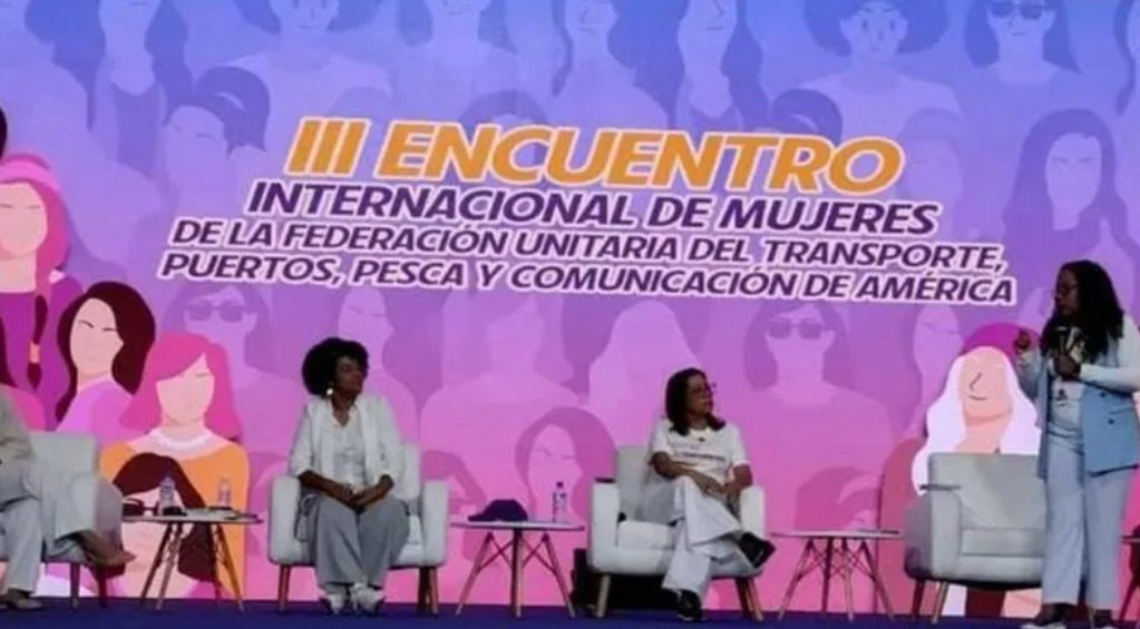 Ydanjose1's tweet photo. ¡Mujeres unidas por la equidad!
Culmina hoy el III Encuentro Internacional de Mujeres de #FUTAC en Caracas, con más de 600 mujeres del transporte, pesca, puertos y comunicación.
📢 Objetivo: Impulsar políticas públicas con justicia social y perspectiva de género.
#PRELEMI https://t.co/qFsfEcIsaR
