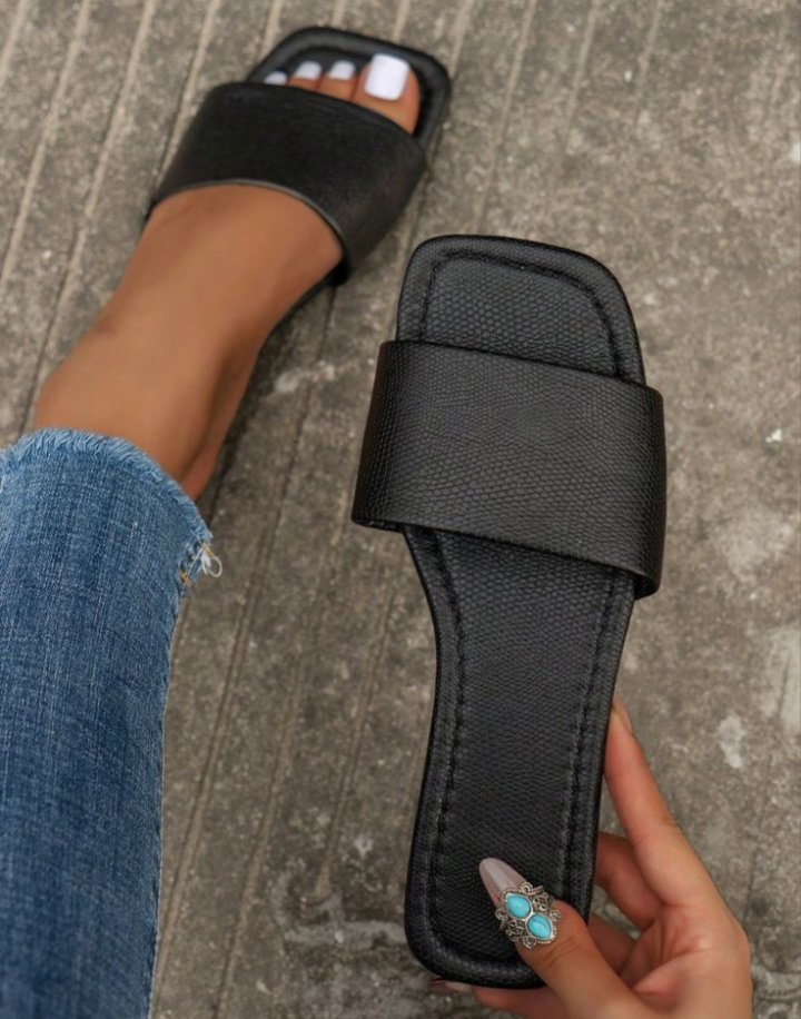 favou67500's tweet photo. That slippers don waka with you through heartbreak and hunger 😩
Come collect fresh, fine footwear wey go lift your leg and your spirit. 😌
14k ✨ 
#Sneakers
#Shoes
#FootwearFashion
#SneakerHeads
#ShoeLovers https://t.co/WydqV21uO5