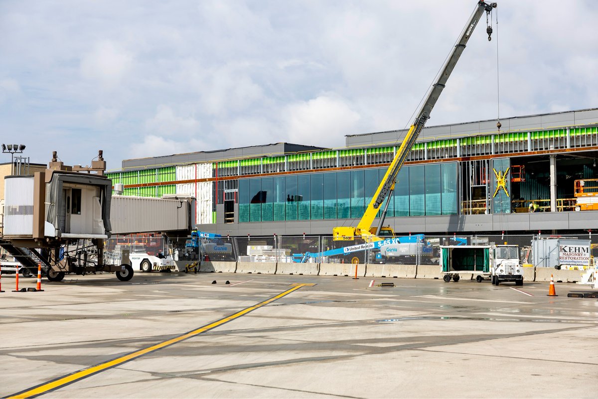 OMAairport's tweet photo. This view is usually only seen from a plane. Glass is now being installed on the exterior of the new concourse. Learn more about Build OMA at https://t.co/YcKwrZiuXF. #BuildOMA https://t.co/UMQSQ0FQ57