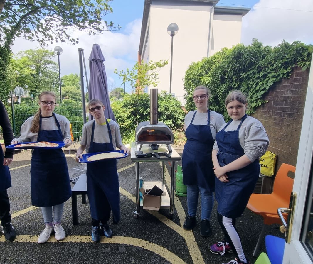 PCAOracle's tweet image. Our fantastic new Sixth Form enterprise venture ‘Dough on the Go’ served freshly cooked pizza on site today for our Year 11 Leavers as they enjoyed their last lunch together 🍕 @PCABlackpool @PCAsecondary @SeaViewTrust