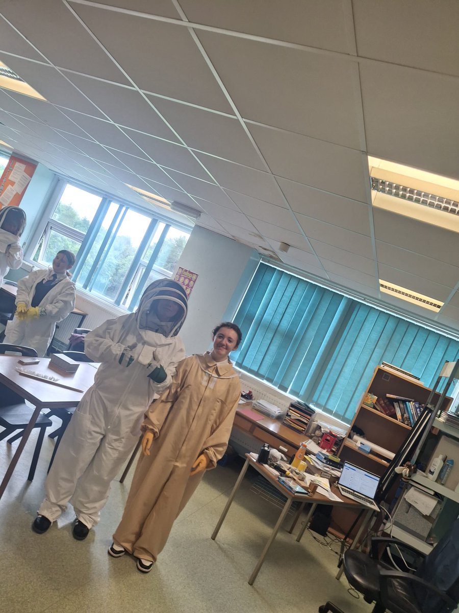 Last day flurry of volunteer beekeepers yesterday- hope to see them back with our hard core come August.