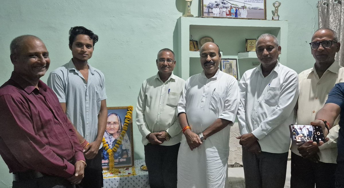 harshittomar33's tweet photo. आज निवास पर भारत सरकार के मंत्री माननीय डॉ वीरेंद्र कुमार जी ने मेरी दादी जी को श्रद्धांजलि अर्पित की एवं परिवार जनों से भेंट की https://t.co/CDIJv0fycO