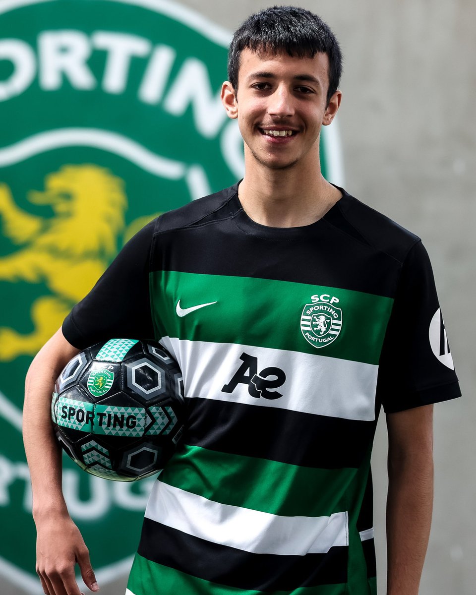 SportingCP's tweet photo. 🗣️ “Estou muito feliz por assinar contrato profissional com o Sporting CP, um objectivo que tinha há muito tempo."
Leonardo Tavares assina contrato profissional ✍️ #ADNSporting
👉 https://t.co/TnYtHLPQJu https://t.co/2VWEnEkCq6