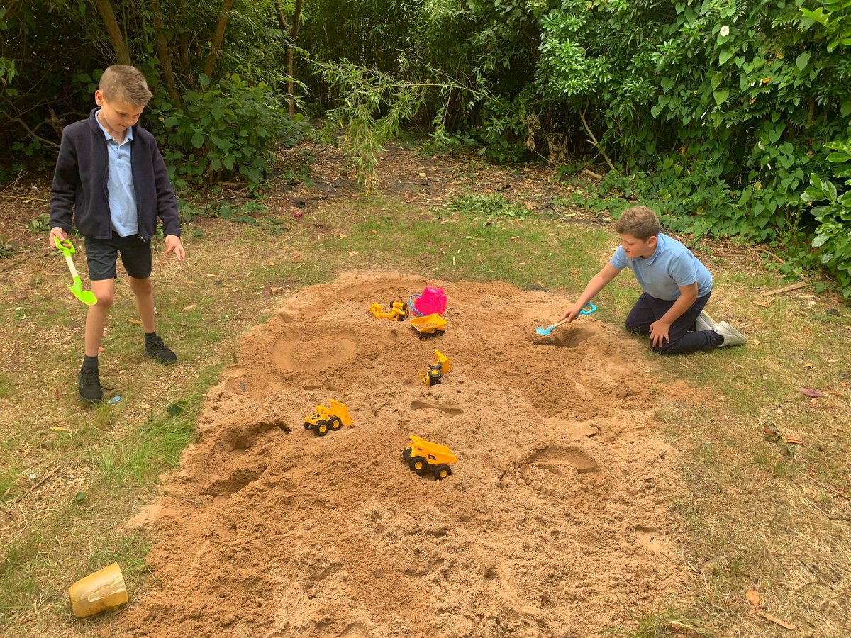 RowansPrimary's tweet image. Enjoying the sunshine, playing outdoors and making memories ☀️ #Learningthroughplay #buildingfriendships #problemsolving
