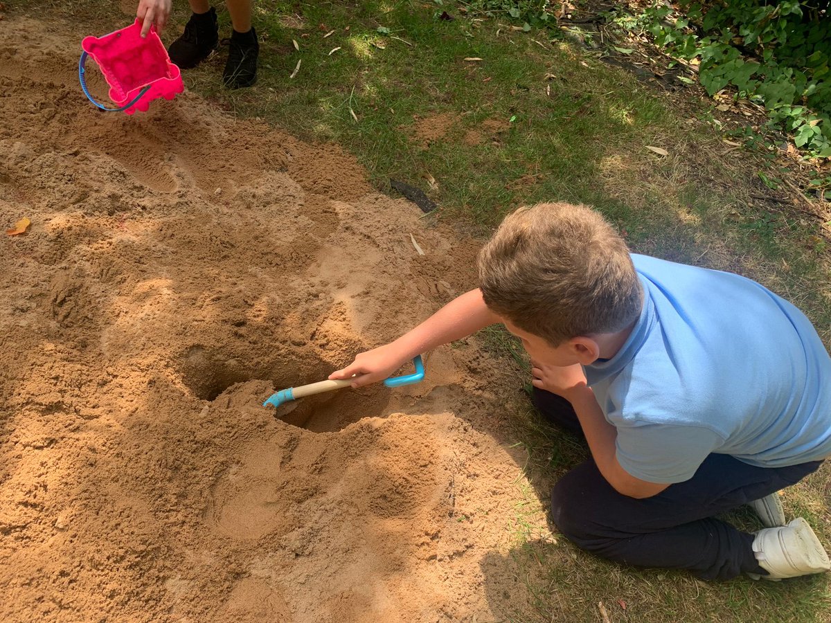 RowansPrimary's tweet image. Enjoying the sunshine, playing outdoors and making memories ☀️ #Learningthroughplay #buildingfriendships #problemsolving