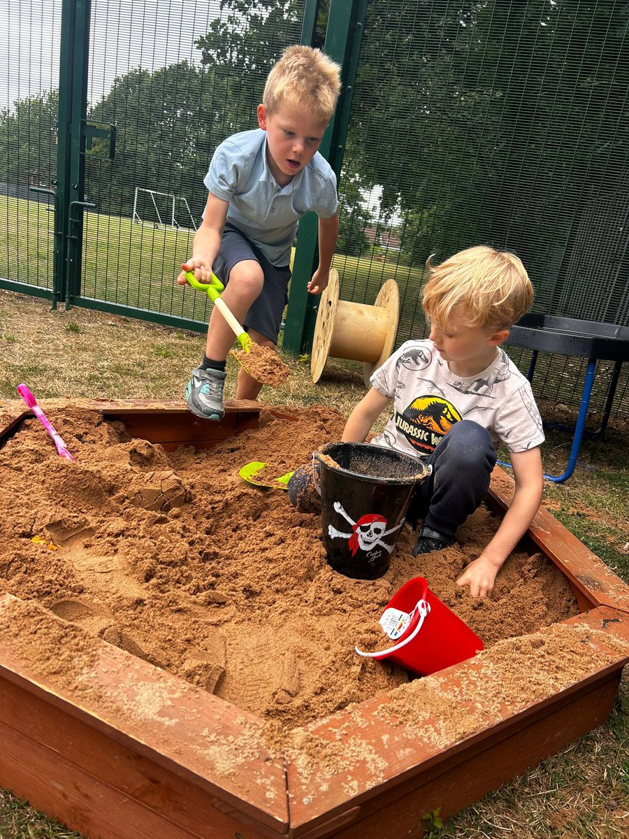 RowansPrimary's tweet image. Enjoying the sunshine, playing outdoors and making memories ☀️ #Learningthroughplay #buildingfriendships #problemsolving