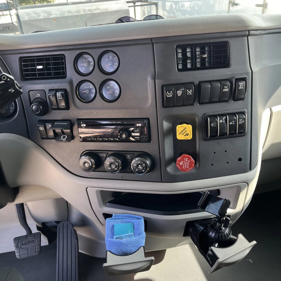 P1Groupe's tweet image. FOR SALE: 19’ Peterbilt 579
💰 $89,900 | 📍Texas
Turn-key &amp;amp; DOT-ready hauler with Paccar MX-13 (455HP/1650TQ) + 12-speed auto trans. Clean, smooth, fuel-efficient—perfect for owner-ops or fleets.
➡️ P1Groupe.com 

#peterbilt #truckforsale #hauler #bigrig #truckinglife