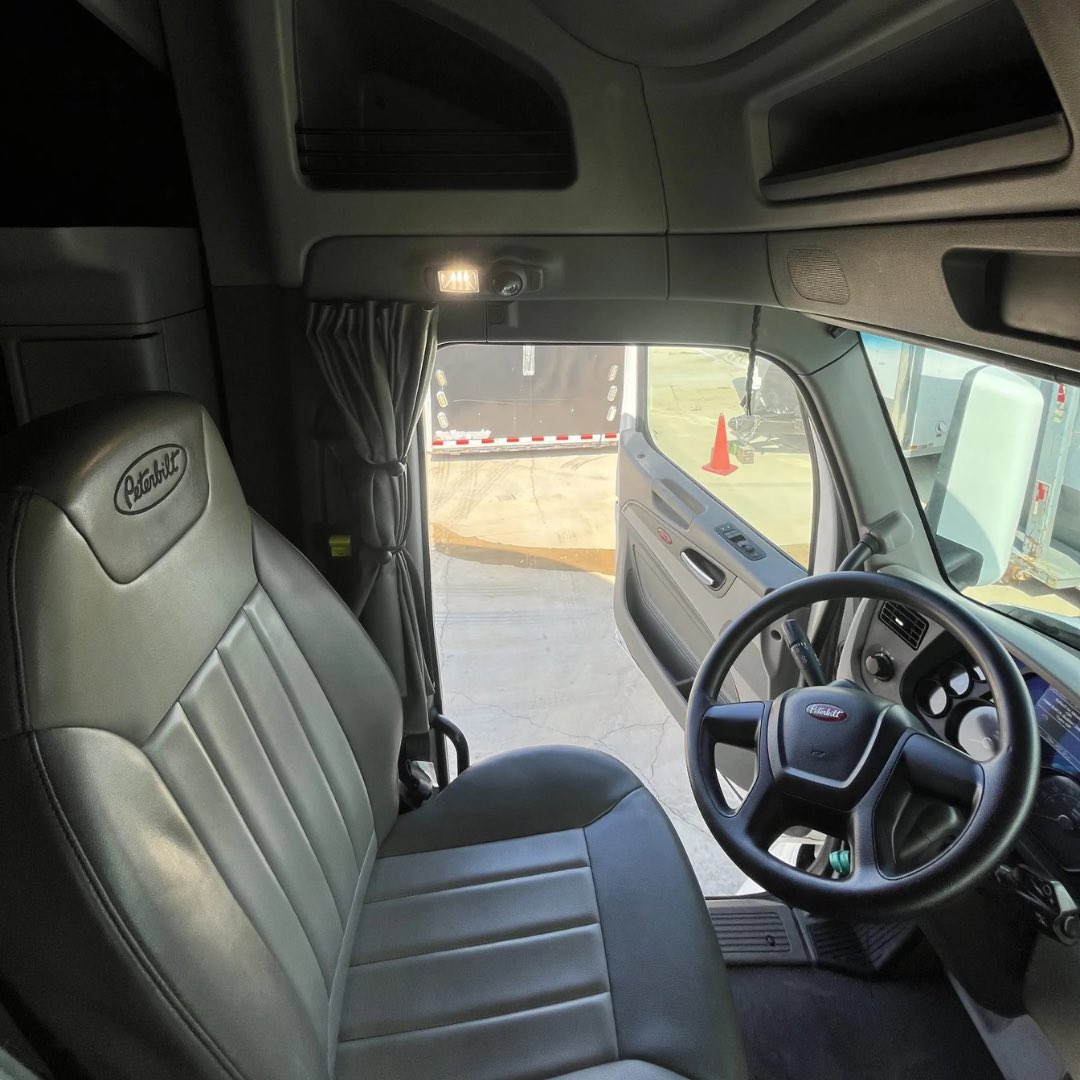 P1Groupe's tweet image. FOR SALE: 19’ Peterbilt 579
💰 $89,900 | 📍Texas
Turn-key &amp;amp; DOT-ready hauler with Paccar MX-13 (455HP/1650TQ) + 12-speed auto trans. Clean, smooth, fuel-efficient—perfect for owner-ops or fleets.
➡️ P1Groupe.com 

#peterbilt #truckforsale #hauler #bigrig #truckinglife