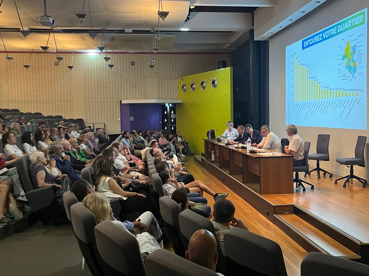 Très belle restitution hier soir des premiers résultats de notre Grande Consultation Citoyenne "Si j'étais maire ?" devant de nombreux Amiénois et Amiénoises. 

Vos multiples témoignages serviront de fondement à notre projet pour Amiens ! 

amiensvilledavenir.fr