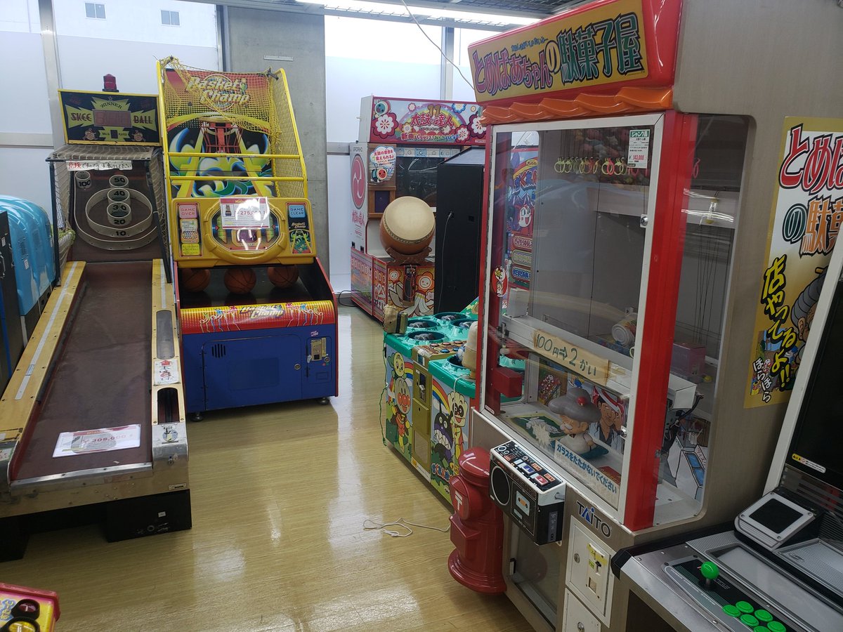店内には更に様々な ゲームセンター用の筐体が 販売されています