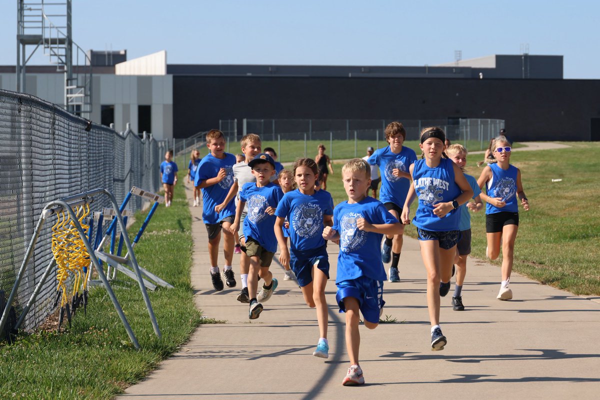 owlxc's tweet image. Last day of Youth XC Camp!! Loved watching our high school kids coach ‘em up this week! 💙 We had ourselves a time!!