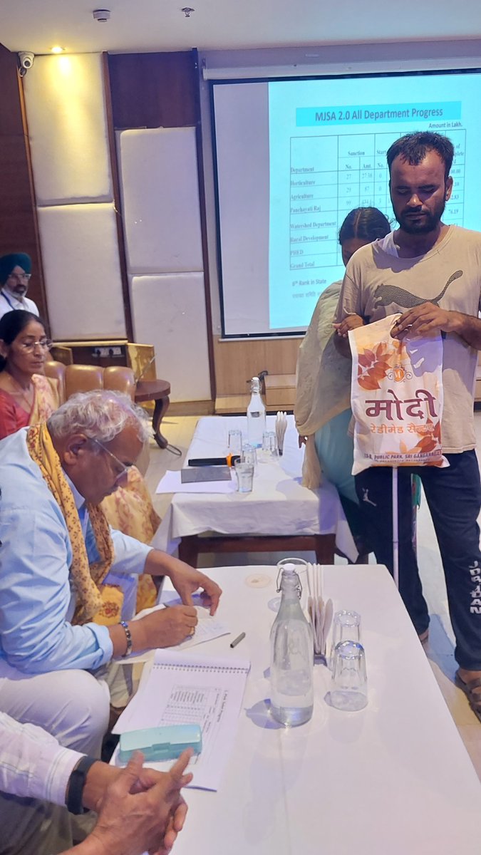 बैठक के बीच पहुंचे नेत्रहीन दंपति को शिक्षा मंत्री ने दिया सहारा 

- संवेदनशीलता का परिचय देते हुए लगाया इच्छित स्थान पर

dipr.rajasthan.gov.in/press-release-…