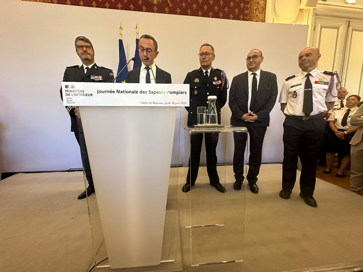 BoslandJP's tweet photo. Sous l'Arc de Triomphe pour honorer les sapeurs-#pompiers de France en présence de notre ministre @BrunoRetailleau. Reconnaissance et considération pour celles et ceux qui s'engagent au quotidien partout en France.
#JNSP2025 https://t.co/4TEzHMsyUT
