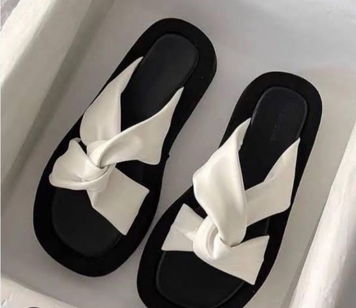 favou67500's tweet photo. @African_Blis That slippers don waka with you through heartbreak and hunger 
Come collect fresh, fine footwear wey go lift your leg and your spirit. 😌
#Sneakers
#Shoes
#FootwearFashion
#SneakerHeads
#ShoeLovers https://t.co/AL1YBWrwrG