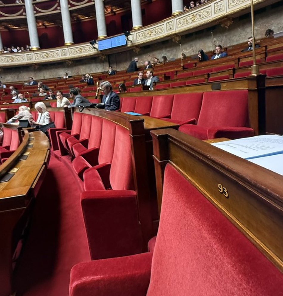 Gilbert Collard (@gilbertcollard) on Twitter photo vote pour l’interdiction des mariages de personnes sous OQTF : les bancs des LR sont vides : les déserteurs ! vote pour l’interdiction des mariages de personnes sous OQTF : les bancs des LR sont vides : les déserteurs !
