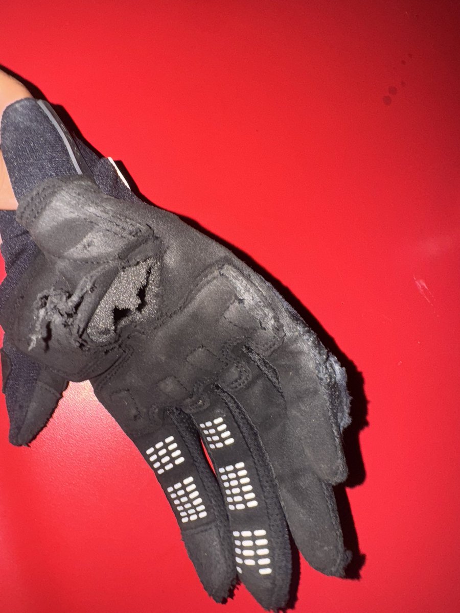 edwardsimuta's tweet photo. Grandes guantes los de @foxracing me caí y cumplieron su función a la perfección mi palma sin ningún rasguño https://t.co/CQbRv7bZLc