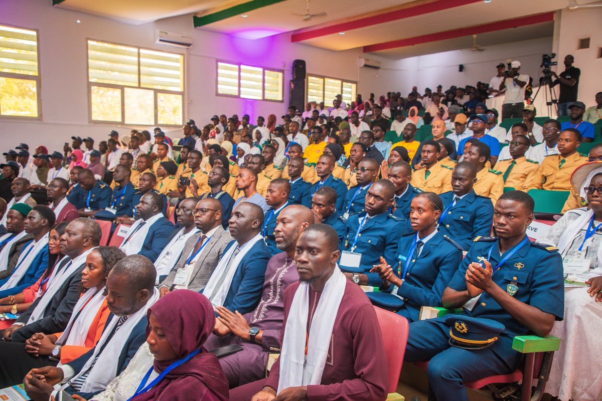 Mepmsenegal's tweet image. Le Ministre de l’Energie, du Pétrole et des Mines, M. @BirameSouleye, accompagné du Directeur de Cabinet Pr Meïssa Diakhaté et de ses proches collaborateurs, a procédé à l’ouverture officielle du symposium pluridisciplinaire organisée par l’École Polytechnique de Thiès…