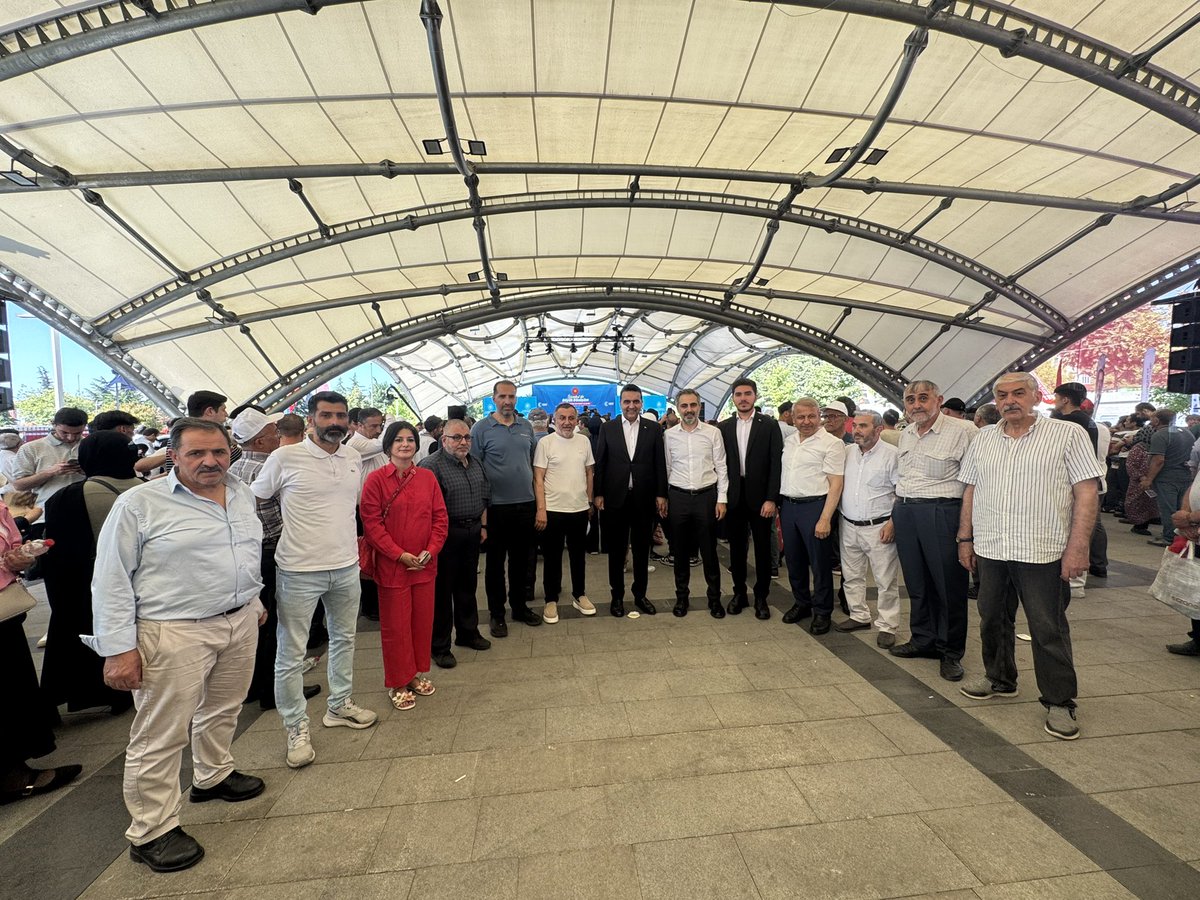 Genel Başkanımız ve Cumhurbaşkanımız Sayın <a href="/RTErdogan/">Recep Tayyip Erdoğan</a> ’ın teşrifleriyle Güngören’de düzenlenen Toplu Açılış, Temel Atma ve Anahtar Teslim Törenine teşkilatımız ile katılım sağladık.

Birileri gibi Laf ile Algı ile bahane üretmiyoruz.

Cumhurbaşkanımız Sn. <a href="/RTErdogan/">Recep Tayyip Erdoğan</a> liderliğinde