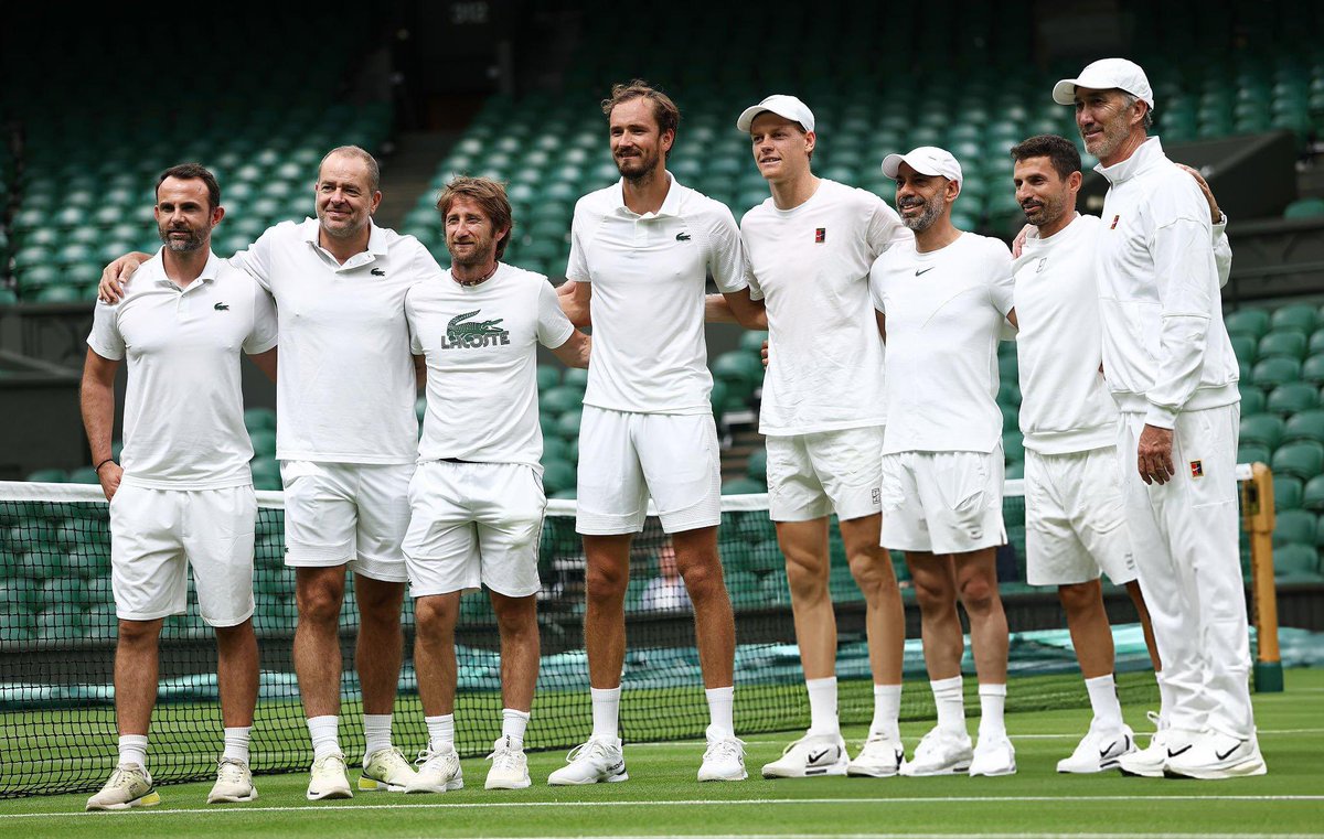 dmedvedevfans's tweet image. Great practice with the team and @janniksin π€π»
@DaniilMedwed | @Wimbledon