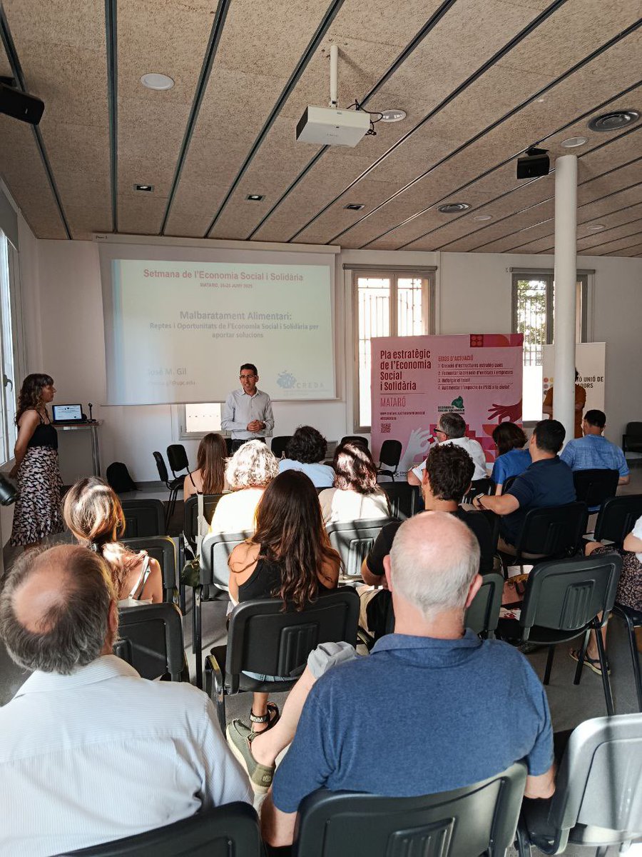Coop Maresme (@coopmaresme) on Twitter photo 📍 Aquesta tarda al #CafèDeMar hem donat tret de sortida a la Setmana de l’Economia Social i Solidària amb l’acte inaugural
🗣️ I després, debat sobre el malbaratament alimentari: reptes i oportunitats per aportar solucions! 📍 Aquesta tarda al #CafèDeMar hem donat tret de sortida a la Setmana de l’Economia Social i Solidària amb l’acte inaugural
🗣️ I després, debat sobre el malbaratament alimentari: reptes i oportunitats per aportar solucions!