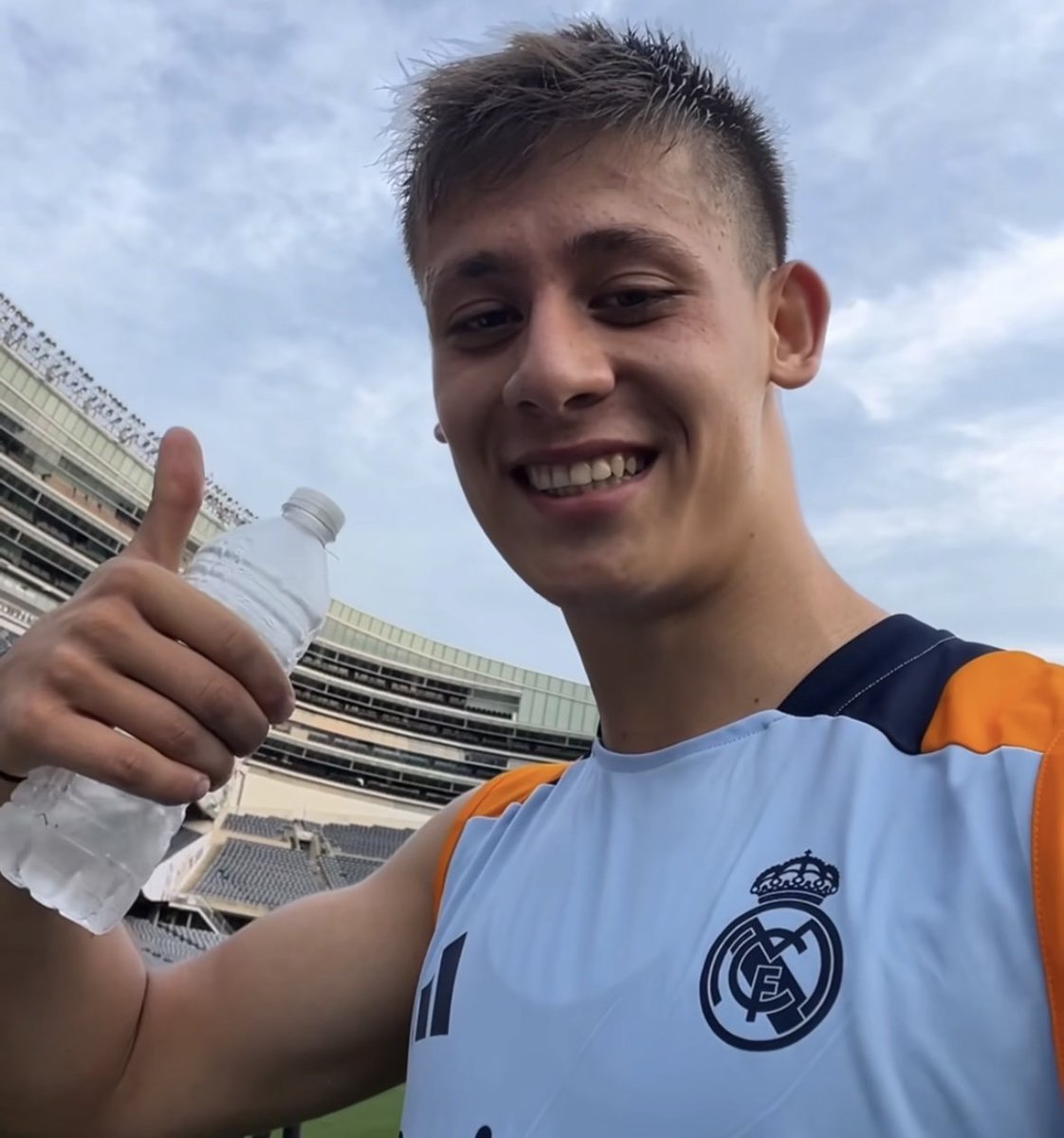 AdriRM33's tweet image. 🚨 SORTEO INTERNACIONAL 🚨

Si Arda Güler marca gol contra el Salburzgo sortearemos esta camiseta entre uno de los que den RT a este tweet y nos sigan a mí y @Ctinfo_17

*OPCIONAL*: Mencionar a un amigo (doble participación)